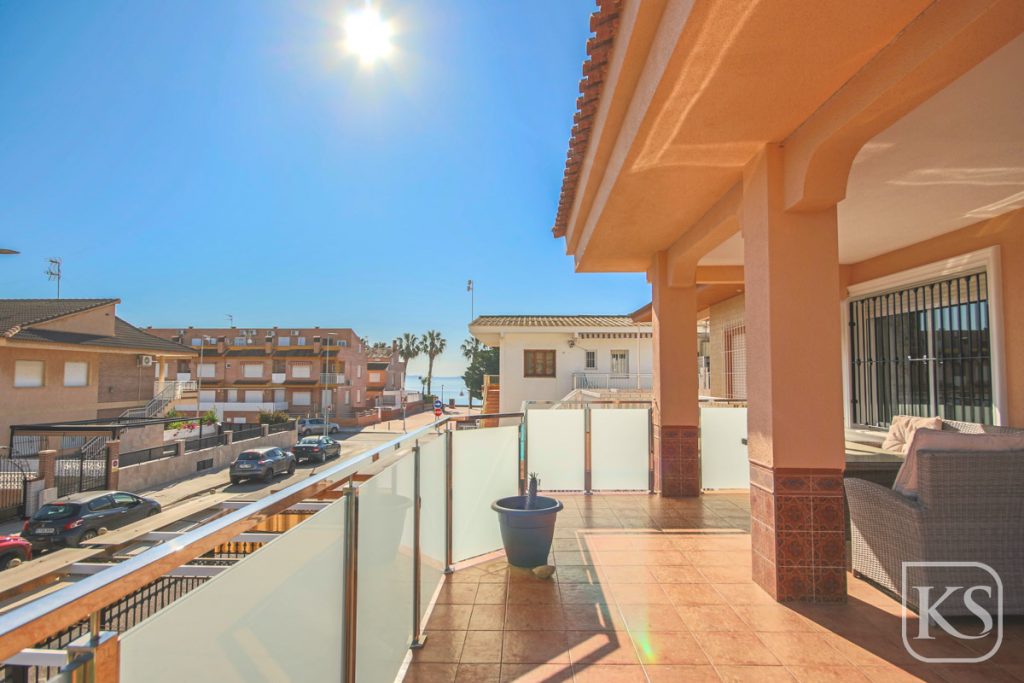 Casa Larios - 3 Bed 2 Bath Top Floor Apartment 100m from the Beach in Los Narejos