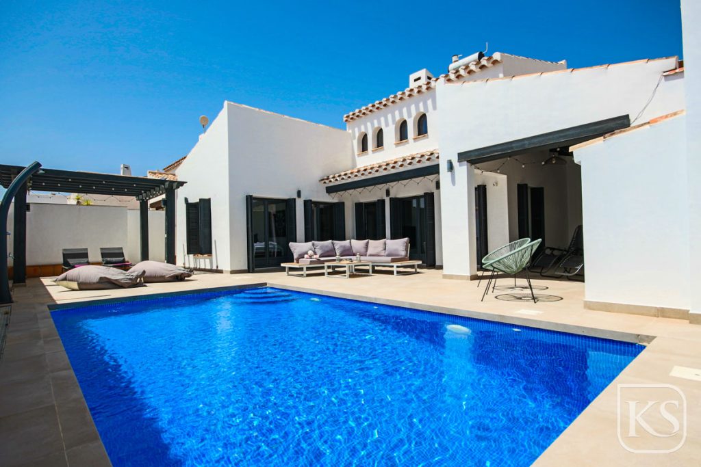 VillaMoore - South Facing 3 Bed 2 Bath with Garage/4th bedroom on El Valle Golf Resort
