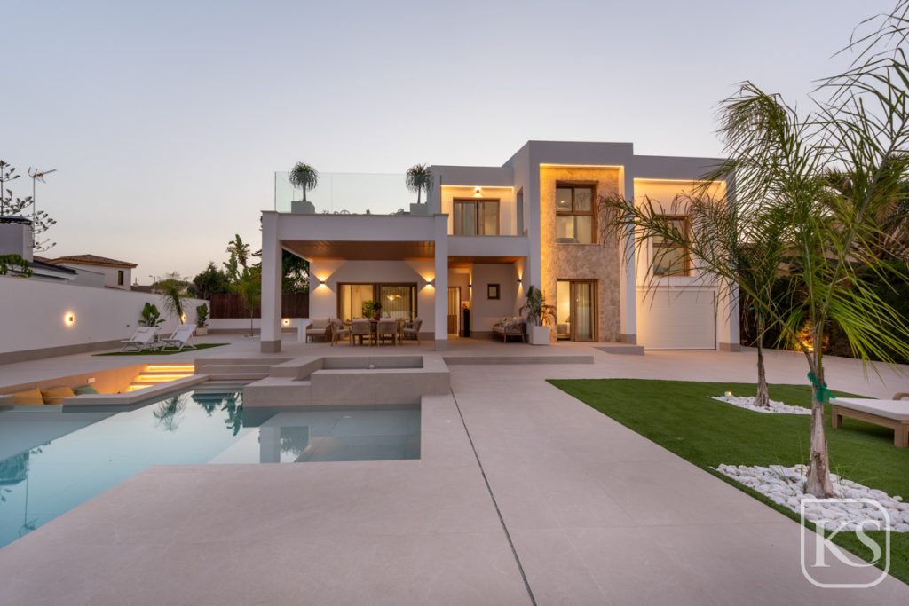 Villa Cristal Sea - 4 Bed 5 Bath with Solarium, Private Pool and 800m from the Beach in Campoamor
