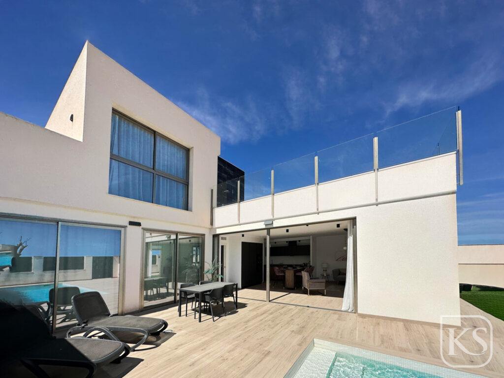 Villa Sunset Lux  3 Bed 4 Bath with Large Basement and Solarium