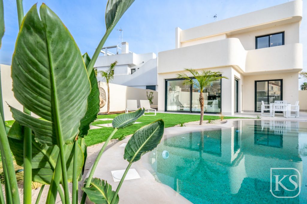 Serendipia Beach - Two Floor 3 Bed 3.5 Bath Villa with Beach-Style Pool in Roldán